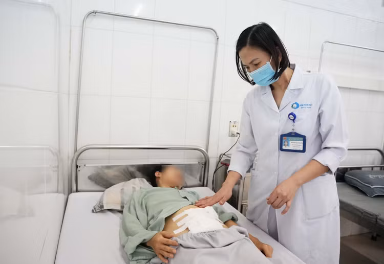 Bác sĩ CKI Nguyễn Thị Thương, khoa Phụ Sản, Bệnh viện Bãi Cháy thăm khám cho bệnh nhân sau phẫu thuật - Ảnh BVCC