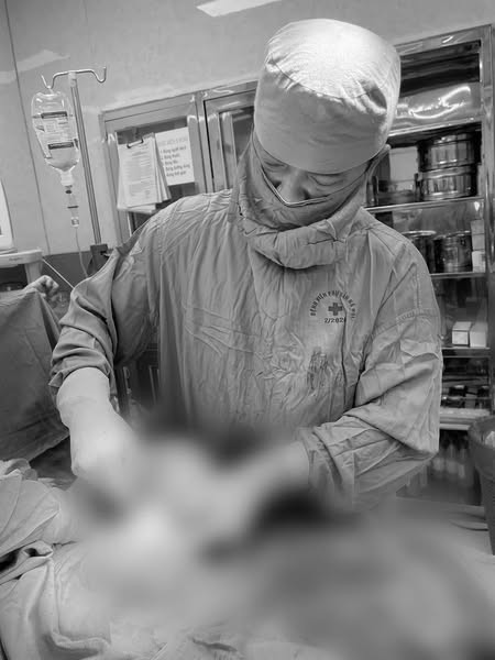 Ca phẫu thuật bắt thai và lấy u xơ tử cung kích thước lớn cho sản phụ - Ảnh BVCC