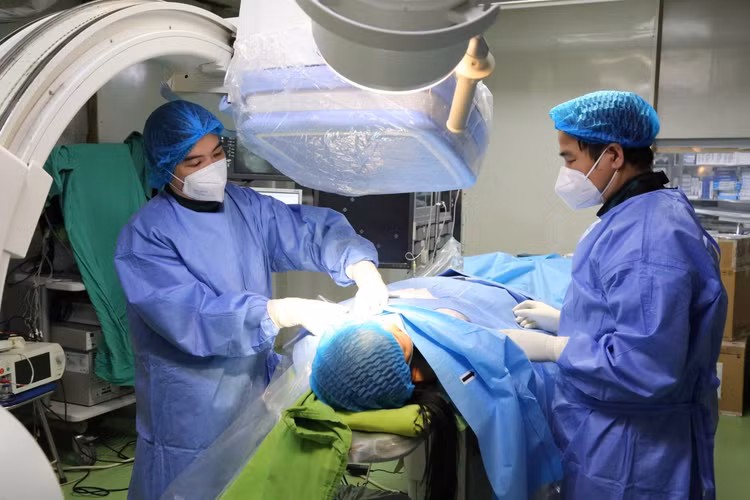 Ca phẫu thuật cấy máy tạo nhịp cho bệnh nhân - Ảnh BVCC
