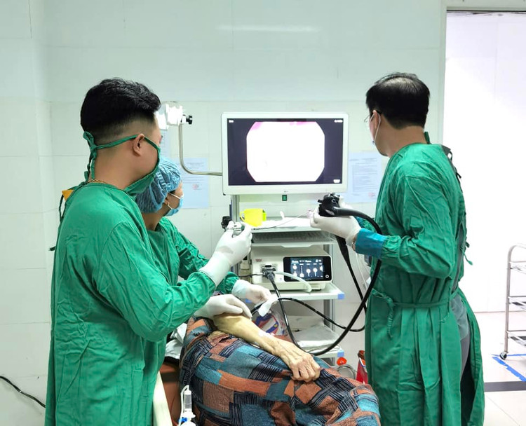 Nội soi lấy vỏ thuốc cho bệnh nhân - Ảnh BVCC
