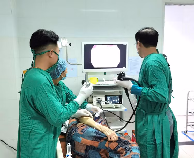 Nội soi lấy vỏ thuốc cho bệnh nhân - Ảnh BVCC