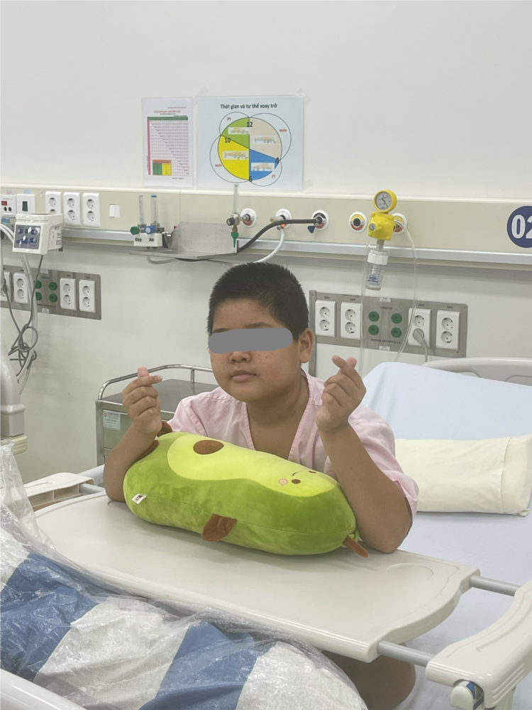 Sau hơn 2 tháng điều trị bệnh nhi khỏe mạnh, chuẩn bị xuất viện