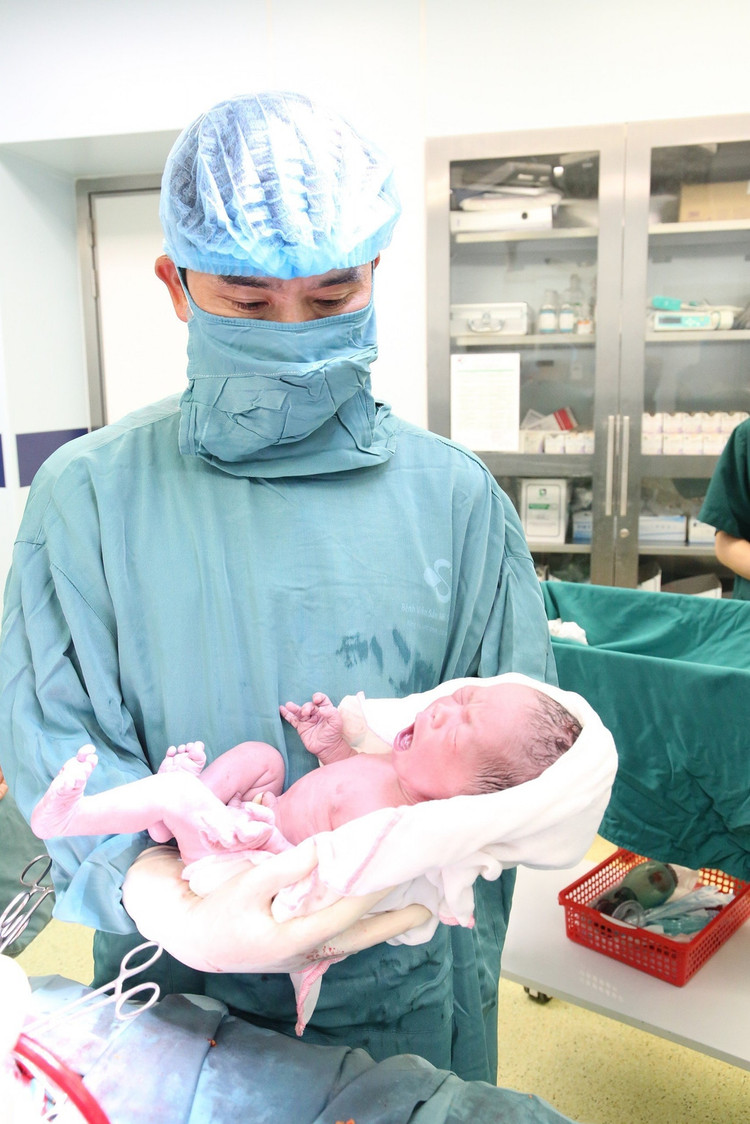 TS.BS Phạm Thái Hạ - Giám đốc Bệnh viện trực tiếp thực hiện phẫu thuật đón bé - Ảnh BVCC