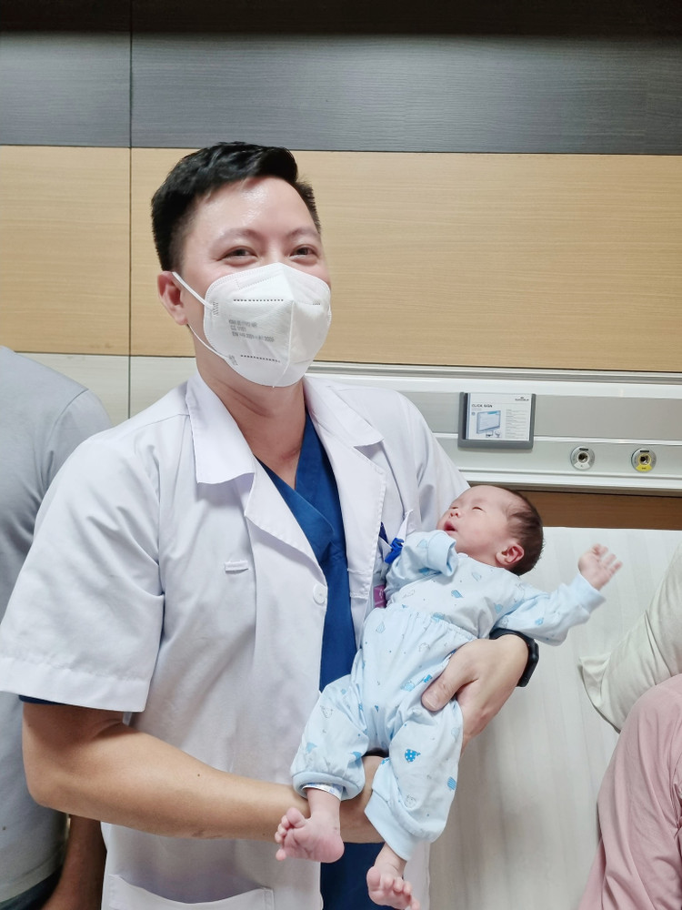 TS.BS. Đoàn Xuân Kiên - IVF Phú Thọ tới thăm và chúc mừng gia đình sản phụ