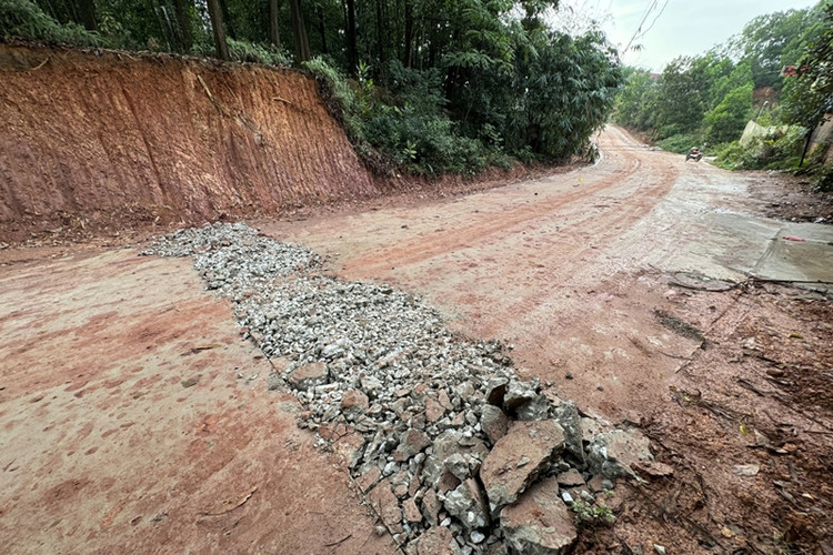 Dự án Nâng cấp tuyến đường Kha Sơn – Lương Phú tại huyện Phú Bình chưa bàn giao đã xuống cấp.