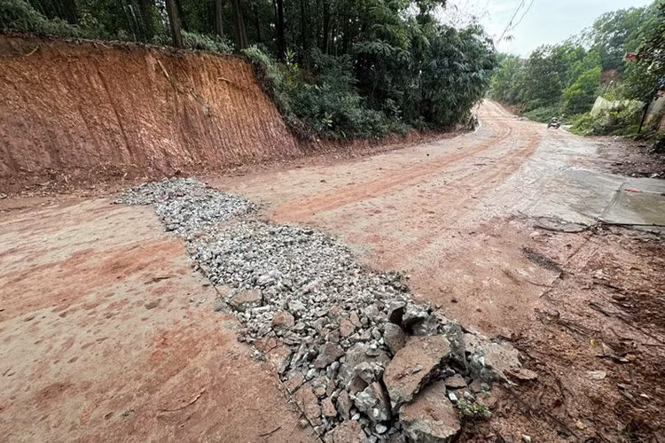 Dự án Nâng cấp tuyến đường Kha Sơn – Lương Phú tại huyện Phú Bình chưa bàn giao đã xuống cấp.