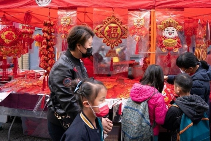 Người dân sắm Tết tại khu phố Tàu ở San Francisco, California ngày 14/1. Ảnh: Tân Hoa xã.