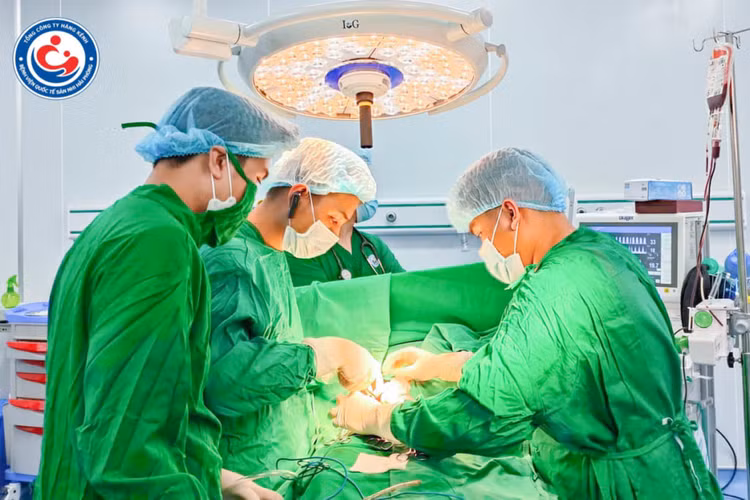 Cứu bệnh nhi 6 tuổi mất máu nặng do vỡ dị dạng mạch máu ruột non - Ảnh: BVCC