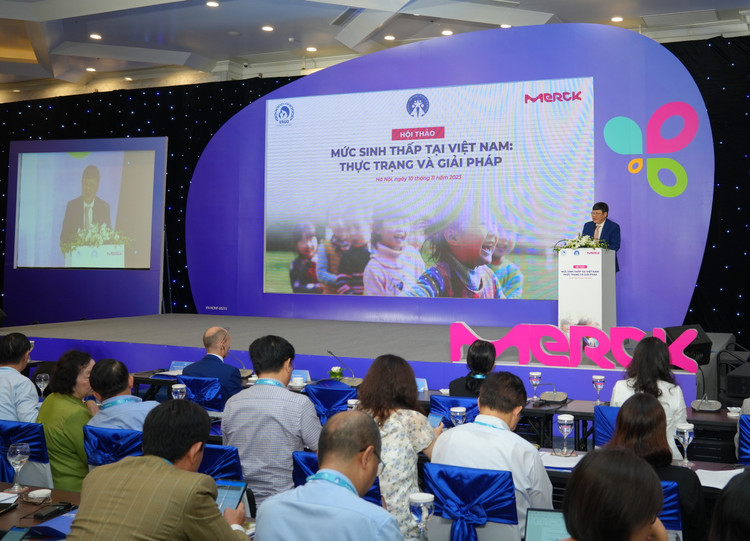 GS.TS Nguyễn Viết Tiến, Chủ tịch Hội Phụ sản Việt Nam phát biểu tại Hội thảo