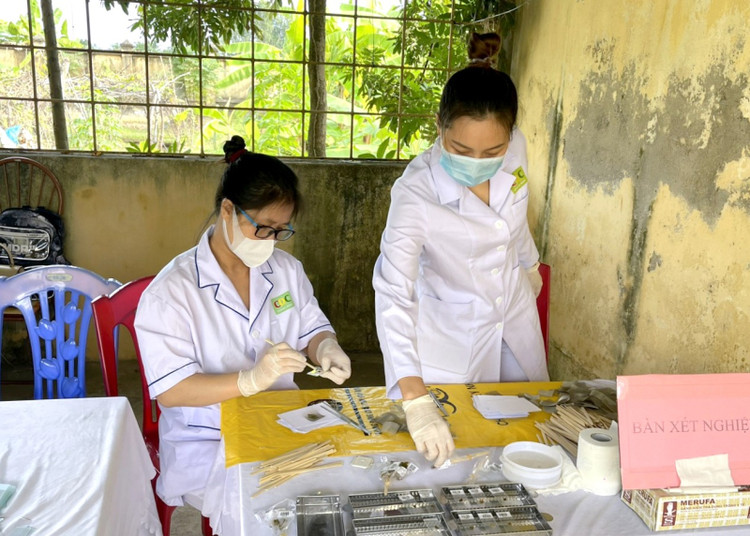Cán bộ khoa Ký sinh trùng – côn trùng (CDC Quảng Ninh) thực hiện xét nghiệm phát hiện giun sán