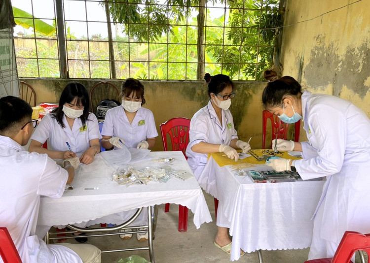 Cán bộ khoa Ký sinh trùng – côn trùng (CDC Quảng Ninh) thực hiện xét nghiệm phát hiện giun sán