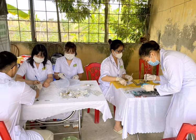 Cán bộ khoa Ký sinh trùng – côn trùng (CDC Quảng Ninh) thực hiện xét nghiệm phát hiện giun sán