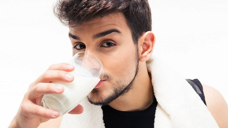 Một ly sữa có thể chống say rượu