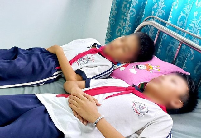 Học sinh được theo dõi sức khỏe tại Trung tâm Y tế thành phố Đồng Xoài - Ảnh: TPO