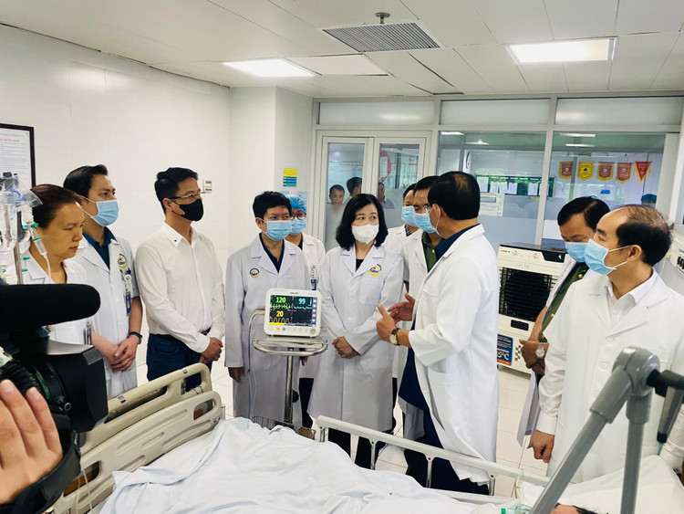 Phó Chủ tịch Quốc hội và Bộ trưởng Bộ Y tế đã đến thăm hỏi, động viên các nạn nhân của vụ cháy nhà trọ ở phố Trung Kính, phường Trung Hòa, quận Cầu Giấy, Hà Nội.