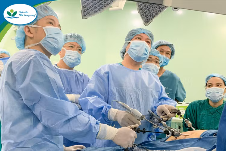 Các bác sĩ phẫu thuật lấy 2 u tuyến thượng thận cho bệnh nhân