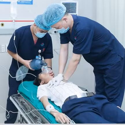 Các bác sĩ phòng khám Hùng Vương Kim Xuyên cấp cứu cho bệnh nhân. Ảnh minh họa