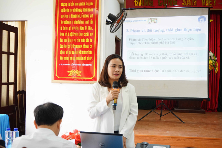 Đồng chí Vũ Thị Thanh Thúy báo cáo triển khai công tác dân số tại Long Xuyên