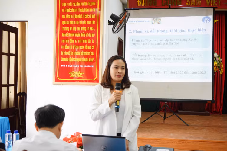 Đồng chí Vũ Thị Thanh Thúy báo cáo triển khai công tác dân số tại Long Xuyên