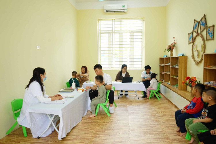 Sàng lọc và thăm khám sức khỏe cho trẻ em