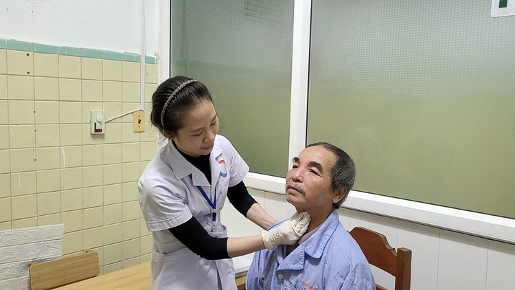 Thăm khám cho bệnh nhân bị chứng rối loạn nuốt mức độ nặng sau đột quỵ