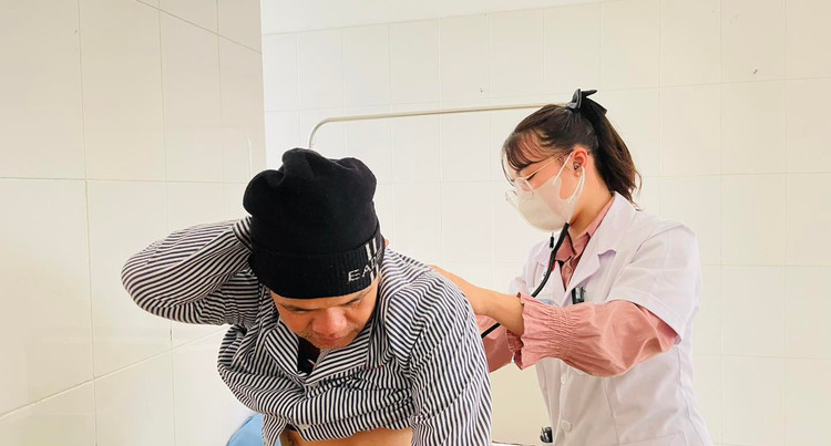 Nhiều người bị rối loạn tâm thần do uống rượu phải nhập viện - Ảnh BVCC