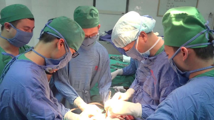 Kíp phẫu thuật do BS Nguyễn Văn Dũng, Trưởng khoa Ung bướu 1 cùng ê kíp đang phẫu thuật cho bà T.