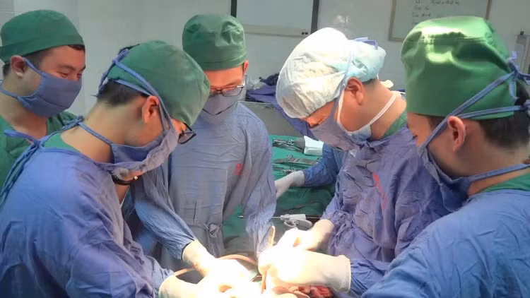 Kíp phẫu thuật do BS Nguyễn Văn Dũng, Trưởng khoa Ung bướu 1 cùng ê kíp đang phẫu thuật cho bà T.