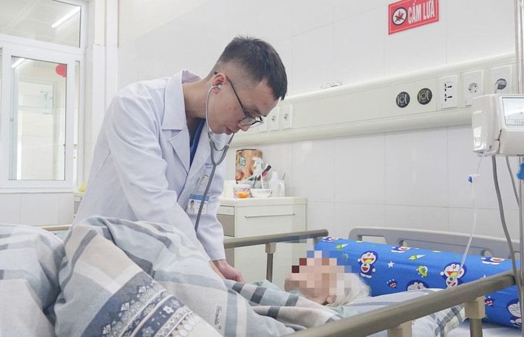 Bác sĩ khám lại cho bà T trước khi xuất viện - Ảnh BVCC