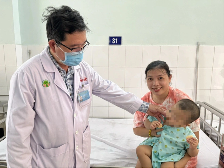 Bác sĩ điều trị kịp thời cho bé trai một tuổi rưỡi bị xoắn tinh hoàn - Ảnh BVCC