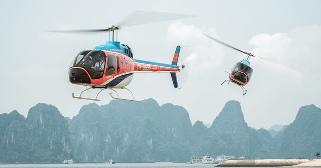 Trực thăng du lịch Bell-505 bay trên vịnh Hạ Long - Anhr: TNO