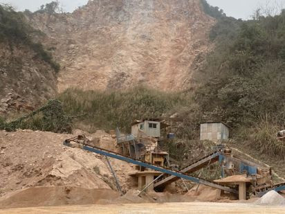 Người dân luôn phải sống trong cảnh thấp thỏm lo âu do hoạt động nổ mìn, gây ô nhiễm môi trường tại nhiều mỏ đá ở Thái Nguyên.