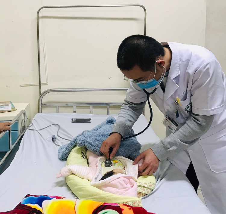 BS Kiên thăm khám cho cháu trước khi xuất viện