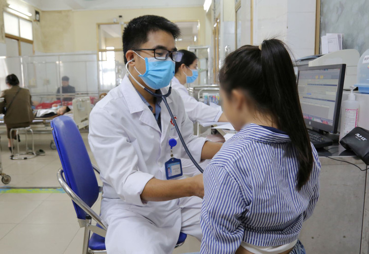 Bác sĩ thăm khám cho bé gái 7 tuổi dậy thì sớm - Ảnh BVCC
