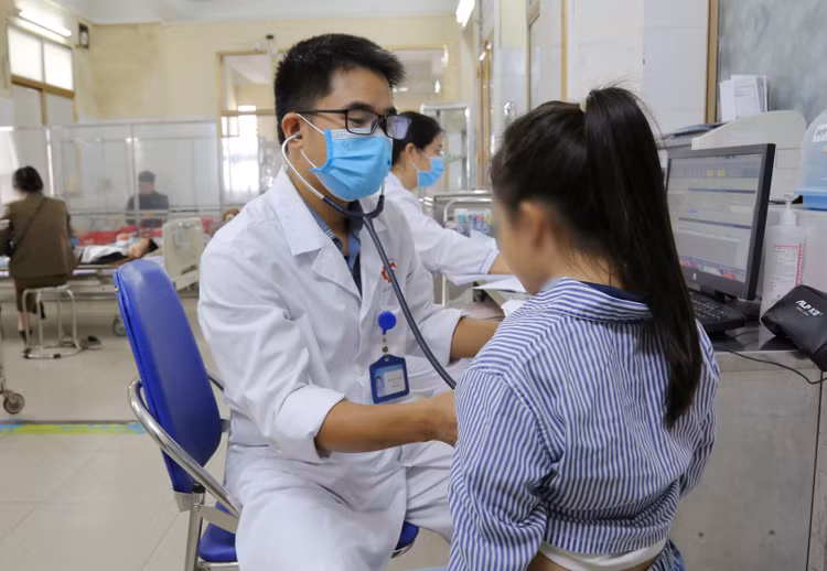 Bác sĩ thăm khám cho bé gái 7 tuổi dậy thì sớm - Ảnh BVCC