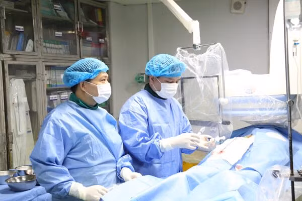 Bác sĩ đang thực hiện can thiệp tạo luồng thông cửa chủ trong gan qua đường tĩnh mạch cảnh ( kỹ thuật TIPS) - Ảnh BVCC