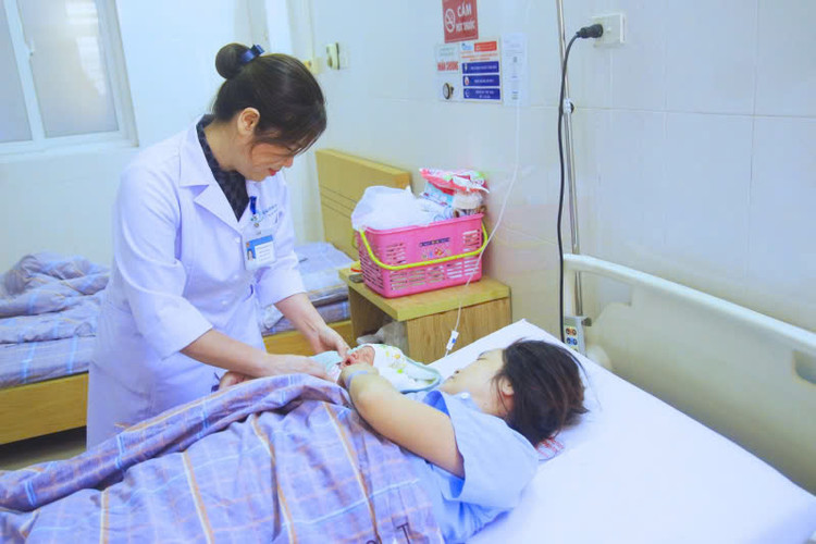 Các bác sĩ Khoa Sản, Bệnh viện Bãi Cháy phẫu thuật lấy thai, bảo tồn tử cung thành công cho sản phụ có khối u xơ dưới niêm mạc tử cung đẩy lồi vào buồng tử cung kích thước lớn, rau tiền đạo trung tâm, ngôi thai ngang - Ảnh BVCC