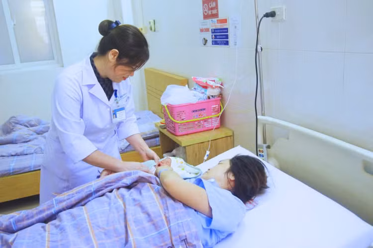 Các bác sĩ Khoa Sản, Bệnh viện Bãi Cháy phẫu thuật lấy thai, bảo tồn tử cung thành công cho sản phụ có khối u xơ dưới niêm mạc tử cung đẩy lồi vào buồng tử cung kích thước lớn, rau tiền đạo trung tâm, ngôi thai ngang - Ảnh BVCC