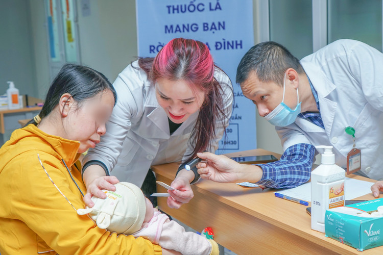 TS.BS Nguyễn Hồng Nhung thăm khám cho trẻ - Ảnh BVCC