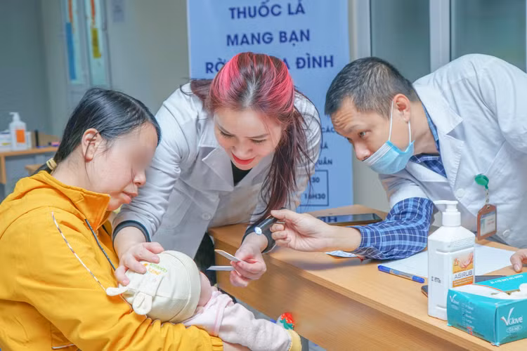 TS.BS Nguyễn Hồng Nhung thăm khám cho trẻ - Ảnh BVCC