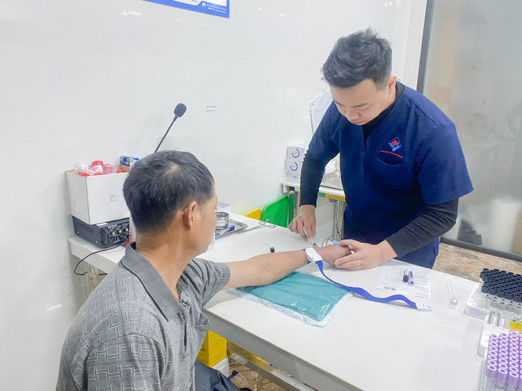 Lấy máu xét nghiệm kiểm tra sức khỏe cho bệnh nhân - Ảnh BVCC