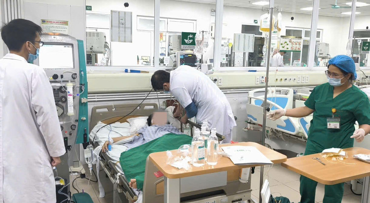 Thăm khám cho bệnh nhân - ảnh BVCC