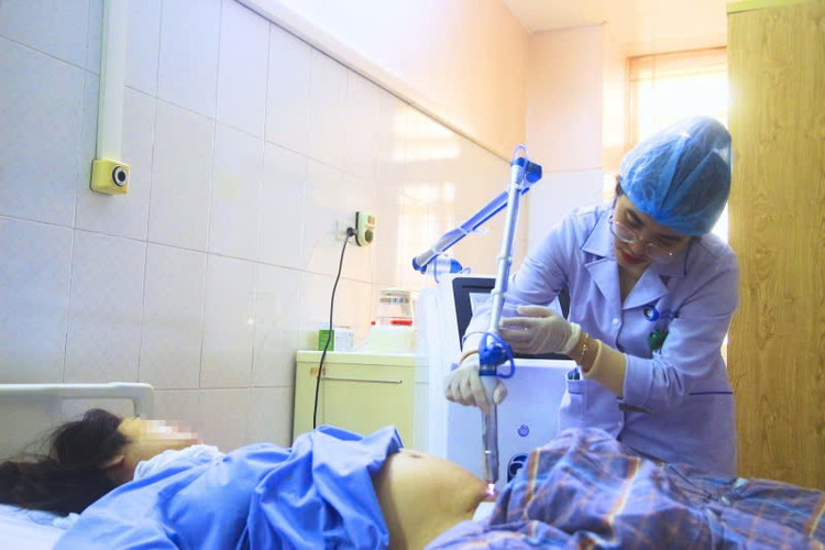 Sản phụ được chiếu tia plasma lạnh giúp vết mổ khô ráo, liền nhanh, tránh nhiễm khuẩn - Ảnh BVCC