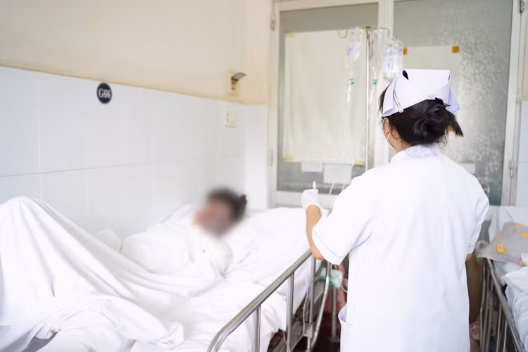 Chăm sóc bệnh nhân bị tai nạn do pháo nổ tự chế - Ảnh BVCC