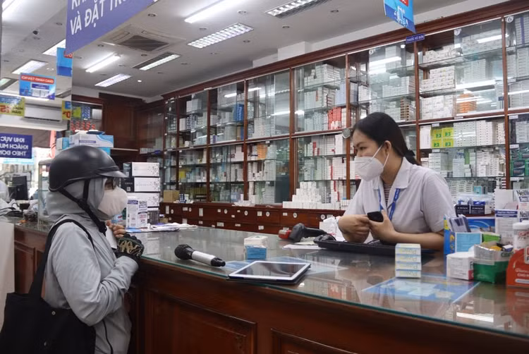 Bệnh viện thiếu thuốc, người bệnh BHYT được hoàn tiền khi mua ngoài? ảnh 1