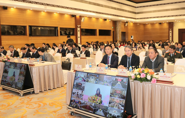 Uỷ viên Trung ương Đảng, Phó Thủ tướng Chính phủ Lê Thành Long cùng nhiều lãnh đạo các Bộ, Ban ngành dự hội nghị. Uỷ viên Trung ương Đảng, Phó Thủ tướng Chính phủ Lê Thành Long cùng nhiều lãnh đạo các Bộ, Ban ngành dự hội nghị.