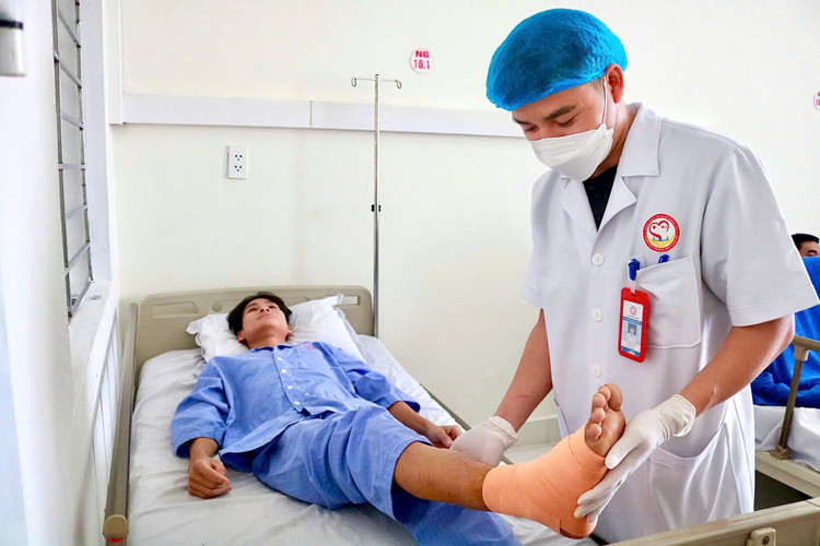 Chăm sóc vết thương cho bệnh nhân sau phẫu thuật - Ảnh BVCC Chăm sóc vết thương cho bệnh nhân sau phẫu thuật - Ảnh BVCC