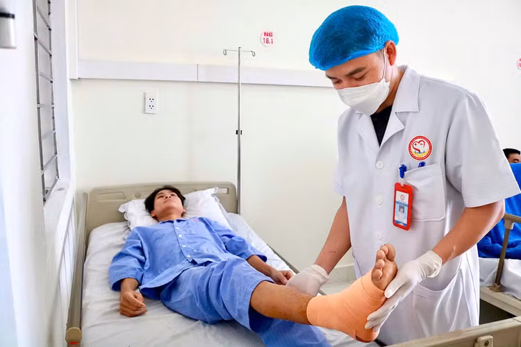 Chăm sóc vết thương cho bệnh nhân sau phẫu thuật - Ảnh BVCC