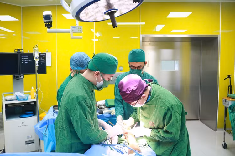Ca phẫu thuật cho bệnh nhân - Ảnh BVCC