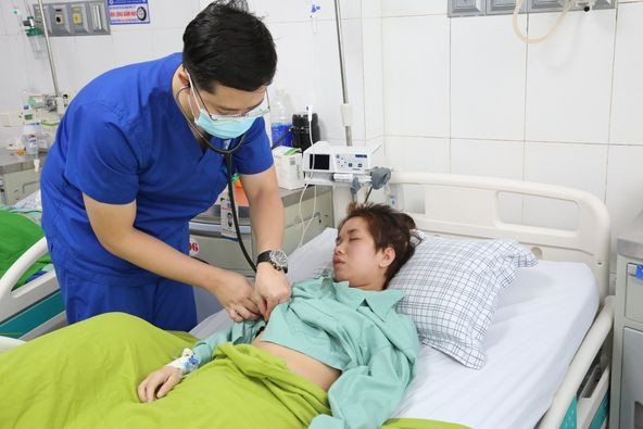 Bác sĩ Hoàng Công Tuấn thăm khám, theo dõi sức khỏe bệnh nhân